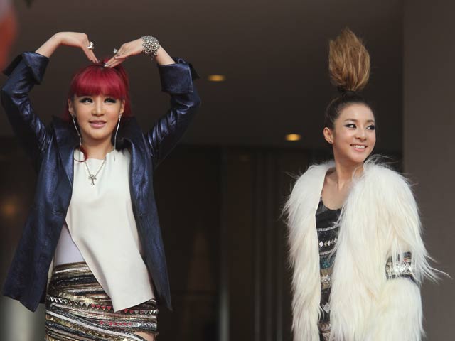 2NE1 at MAMA 2011 red carpet photo